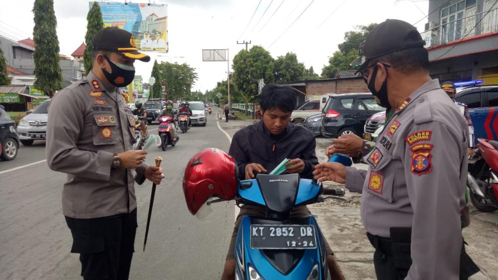 Lawan Covid-19, Petugas Gabungan di Bontang Bagi 48 Ribu Masker