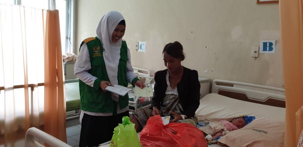 Baznas Bone Bantu Wanita yang Melahirkan Depan Toko