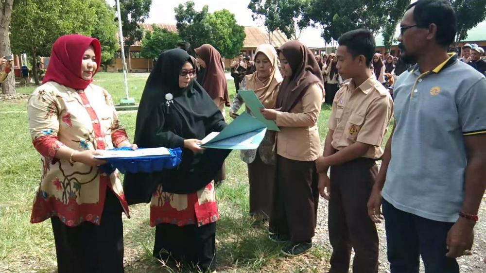 Wow, SMAN 12 Bone Serahkan Buku Rapor Serentak ke 596 Siswa