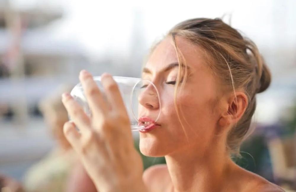 Jangan Skip! Ini 6 Dampak Buruk Jika Tak Minum Air Putih Setelah Bangun Tidur