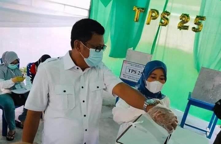 Ikuti Antrian, Basri Rase Salurkan Hak Pilih di TPS 25 Tanjung Laut Indah