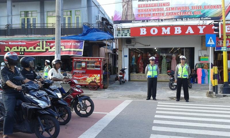 PEMBELI TAKJIL DI KAWASAN INI DIAWASI POLISI, ADA APA YAH?