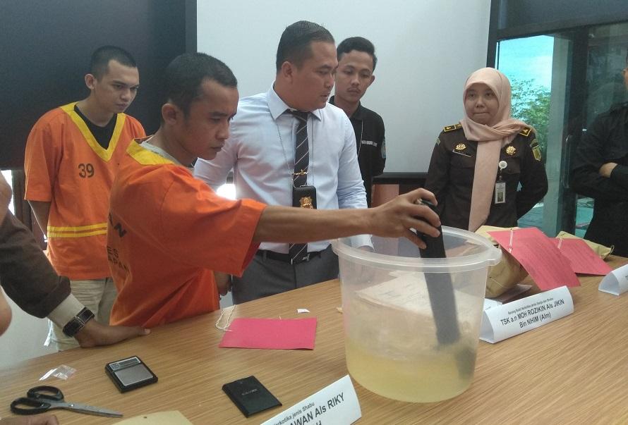 Bisnis Sabu Keluarga di Gang Sepakat Dibongkar, Puluhan Gram Dimusnahkan 