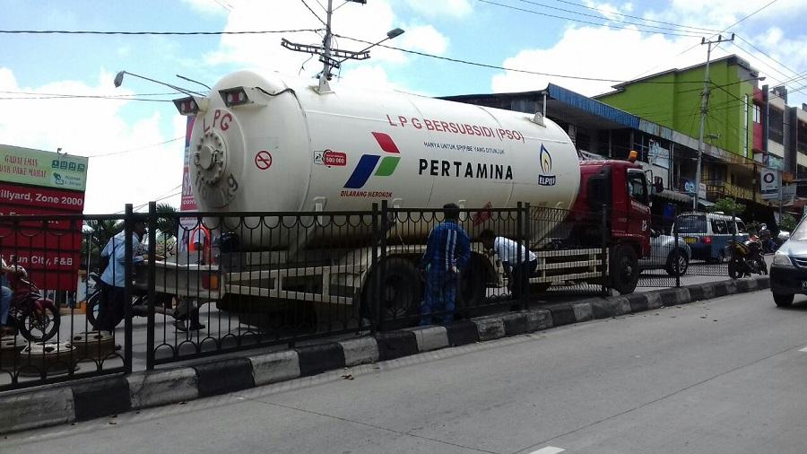 Dua Truk Pengangkut Gas Gagal Menanjak di Muara Rapak