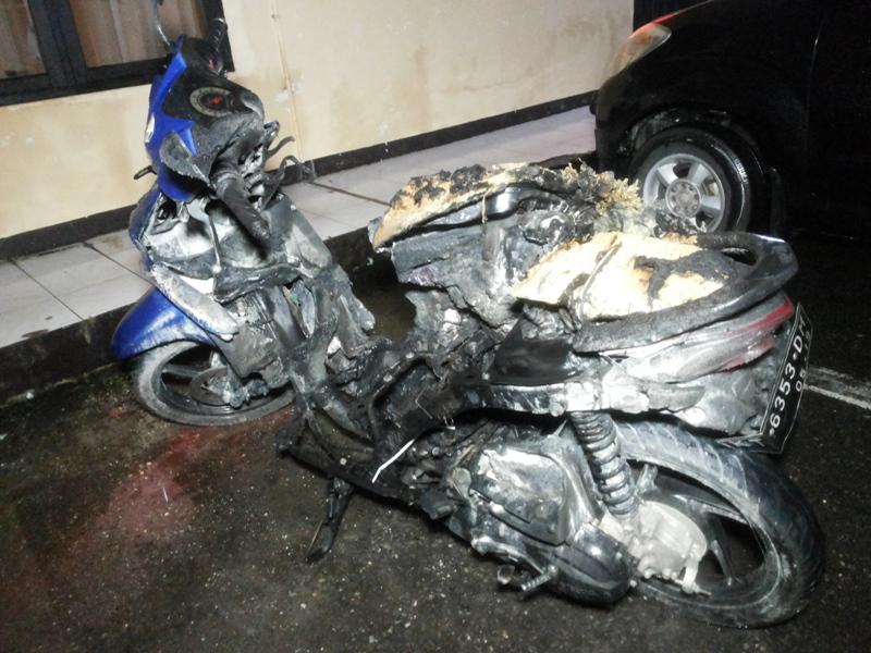 DITOLAK, SEORANG PRIA NEKAT MEMBAKAR MOTOR MANTAN PACARNYA