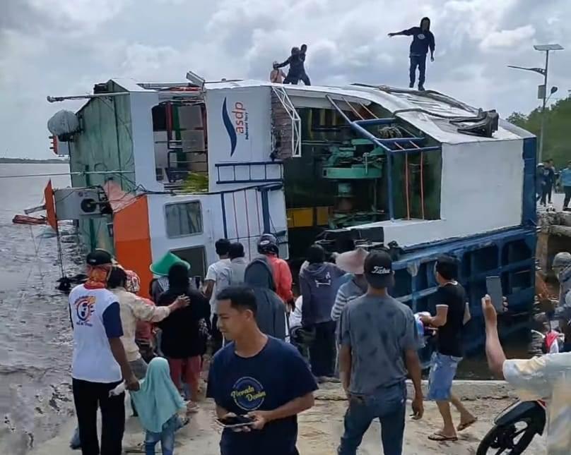 Sebuah Kapal Feri Terbalik di Dermaga Perigi Piai Kalbar