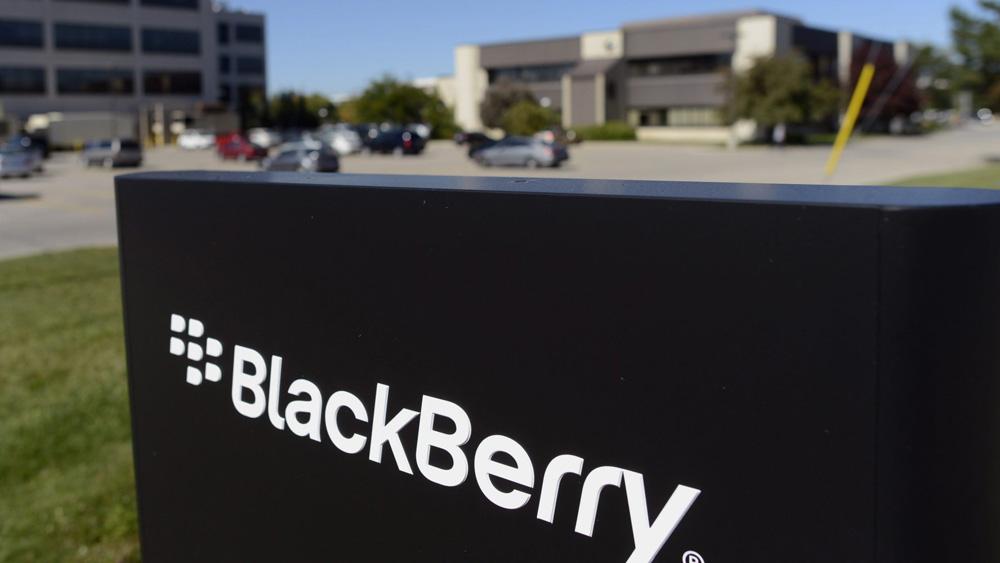 BlackBerry Tuntut Facebook, WhatsApp dan Telegram