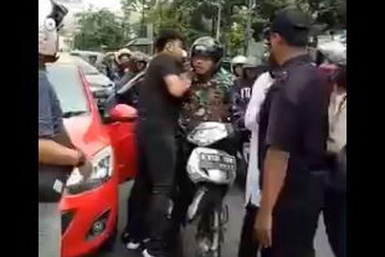 Ini Identitas Pengemudi Mobil yang Adu Jotos dengan Anggota TNI 