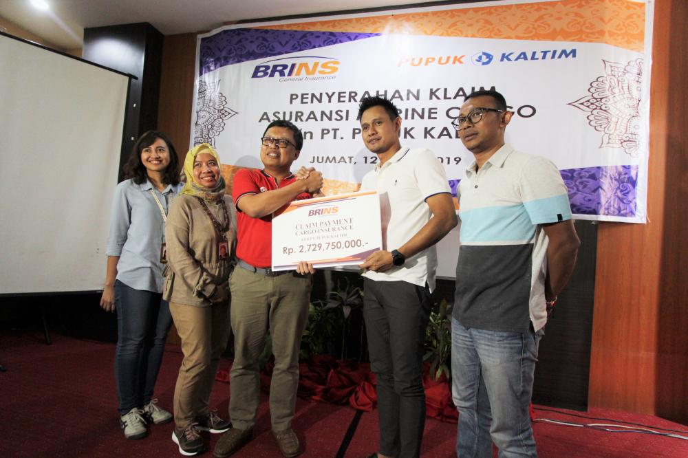 PT Pupuk Kaltim Terima Klaim Asuransi Marine Cargo Senilai Rp 2,73 Miliar