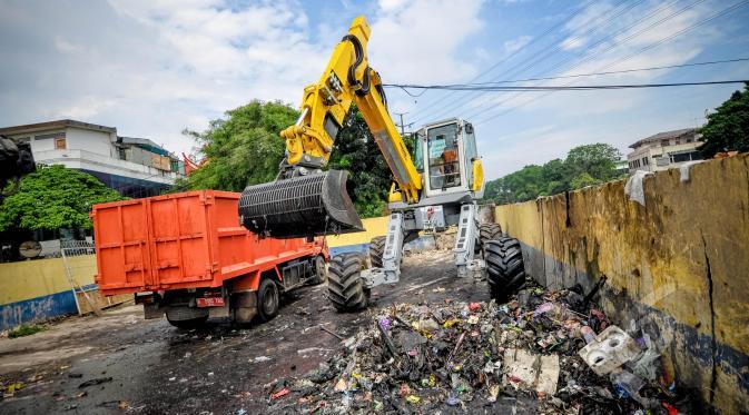 DKP BONTANG KERJA KERAS TANGANI SAMPAH USAI BANJIR