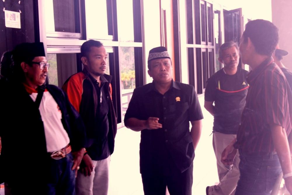 Puluhan Anggota Asosiasi Nelayan â€œSerbuâ€ Kantor Dewan 