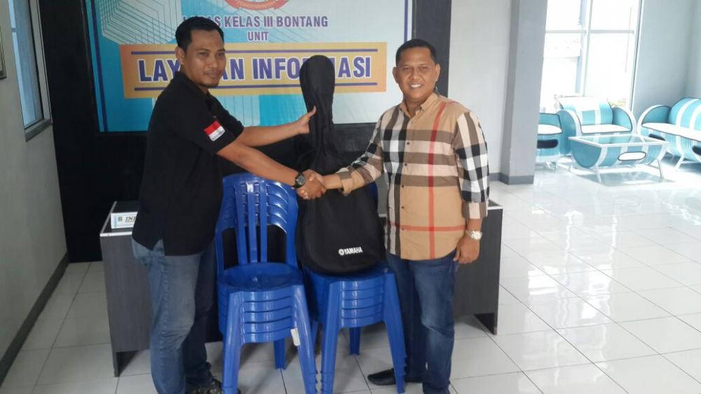 Henry Pailan Beri Bantuan Alat Ibadah Kristiani di Lapas Bontang