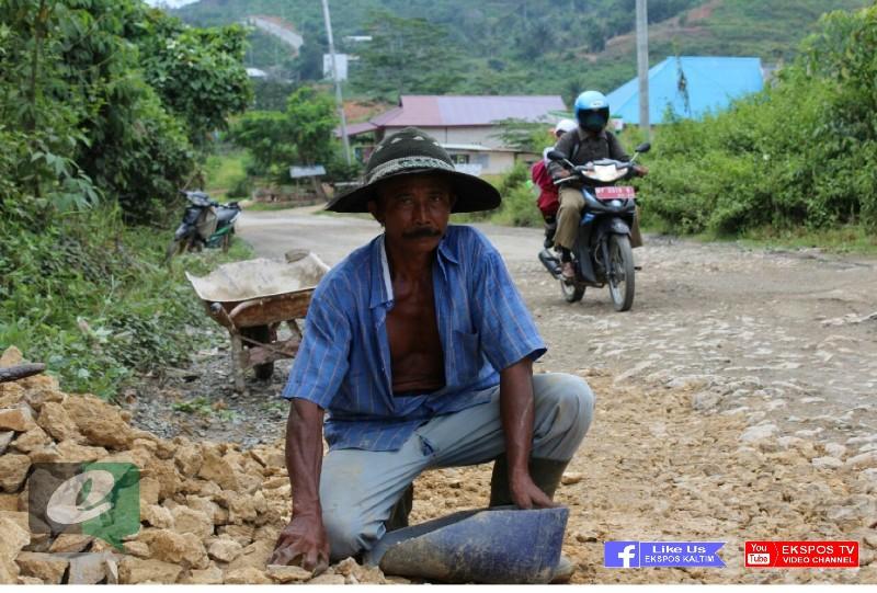 KEMULIAAN HATI SANUSI, ROGOH KOCEK PRIBADI TIMBUN JALAN RUSAK