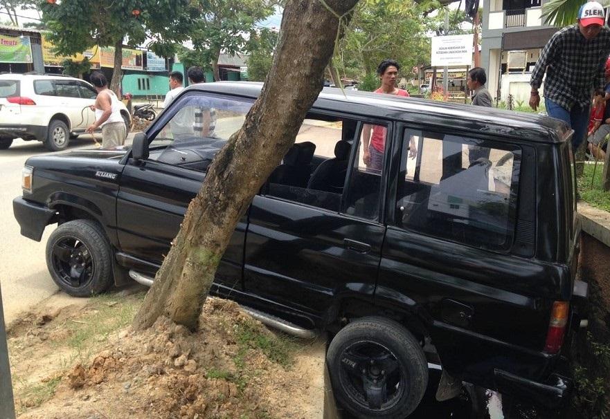 Ditinggal Belanja, Mobil Nyungsep ke Gorong-Gorong