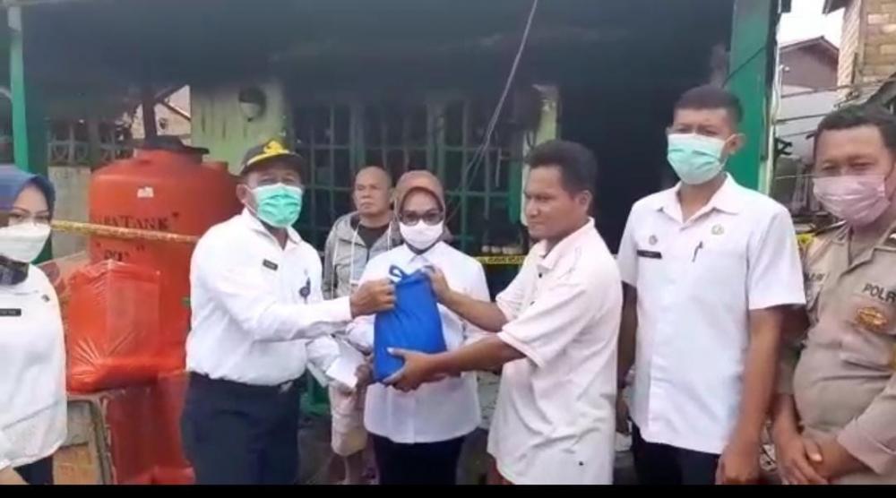 Wawali Bontang Serahkan Bantuan Untuk Korban Kebakaran di Loktuan
