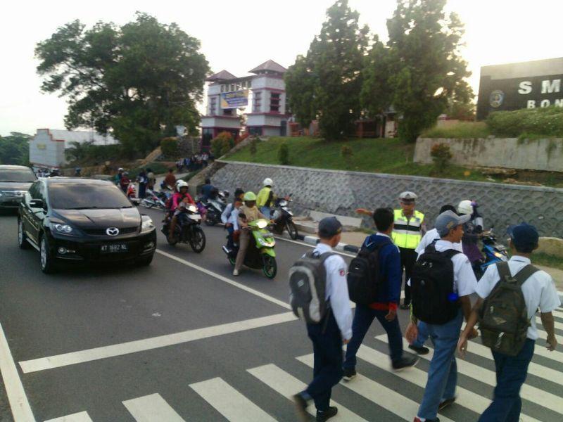JAJARAN POLRES BONTANG, ANTISIPASI KEMACETAN DIHARI PERTAMA MASUK SEKOLAH