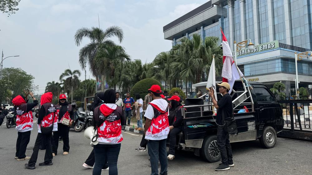 Protes Gubernur Bilang Aman-Aman Saja, TRC PPA Geruduk Kantor Gubernur Kaltim