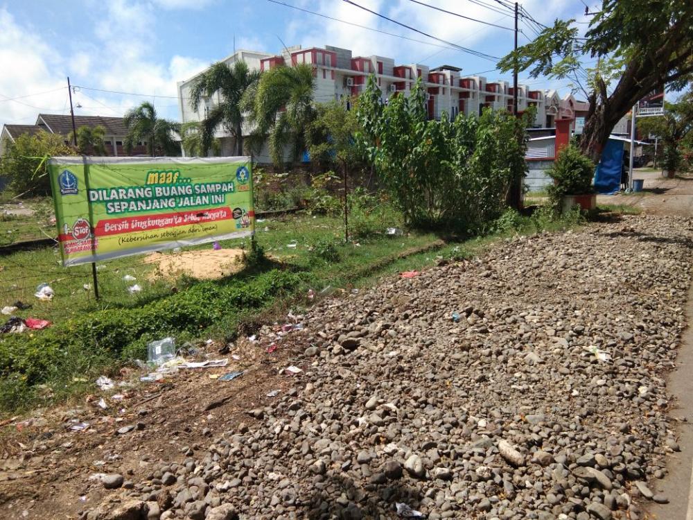 Bak Sampah Ditiadakan, Warga Bajoe Bone: Haruskah Kami Buang Sampah ke Laut?