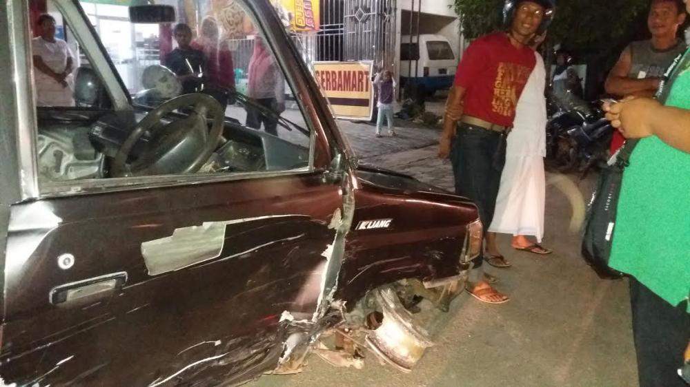 Ugal- ugalan, Mobil Sedan Sruduk Dua Kendaraan Lain