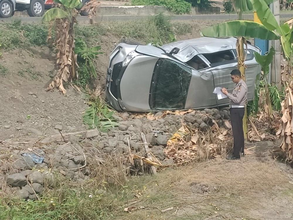 Waspada Jalan Licin, Mobil Xenia di Bone Tergelincir dan Terbalik
