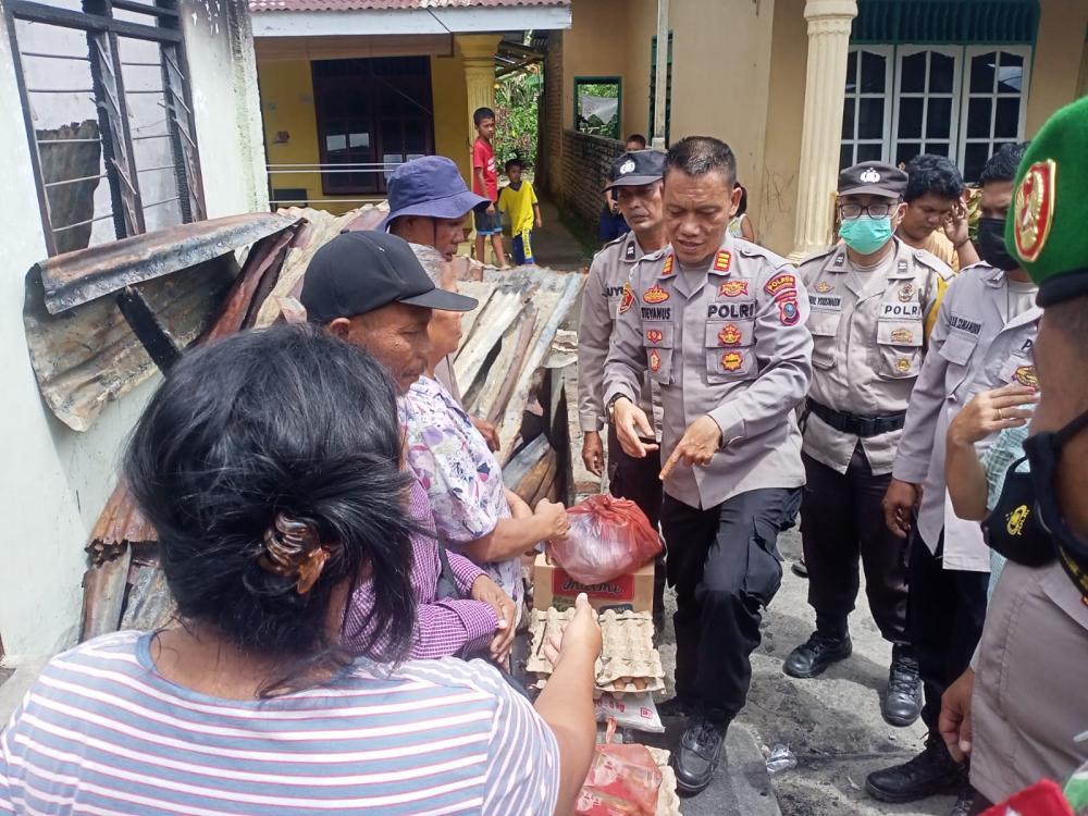 Bagi Sembako, Kapolsek Bangun Ringankan Beban Korban Kebakaran 