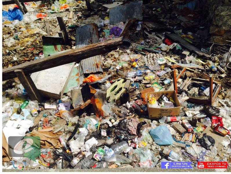 WARGA DISINI DISERBU SAMPAH KIRIMAN AKIBAT PEKERJAAN PARIT TAK RAMPUNG