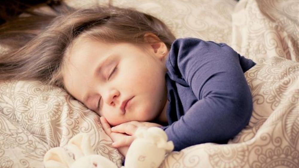 Tidur Anak Terganggu Karena Batuk, Begini Cara Mengatasinya