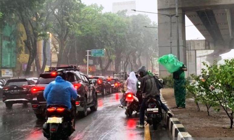 Belum Saatnya Simpan Payung, Hujan Masih Singgah di Kaltim dan Kalsel