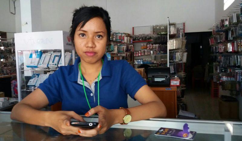 HIKAYAT HIDUP ASTUTI, SEORANG PRAMUNIAGA DI COUNTER HP