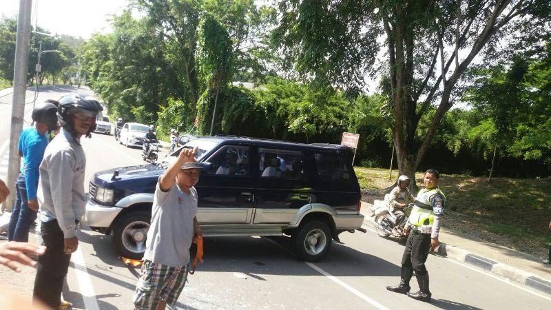 PECAH BAN, MOBIL PANTHER SERUDUK TIANG LAMPU JALAN