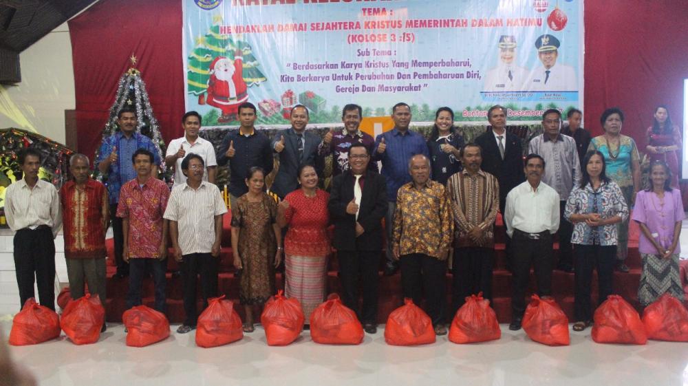 Henry dan Etha Bagikan Ratusan Paket Sembako di Perayaan Natal Kanaan