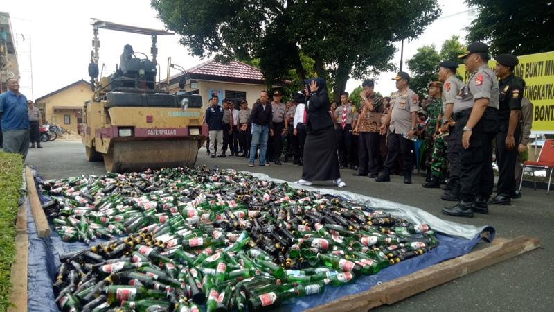 Polres Bontang Musnahkan Ratusan Botol Miras Ilegal