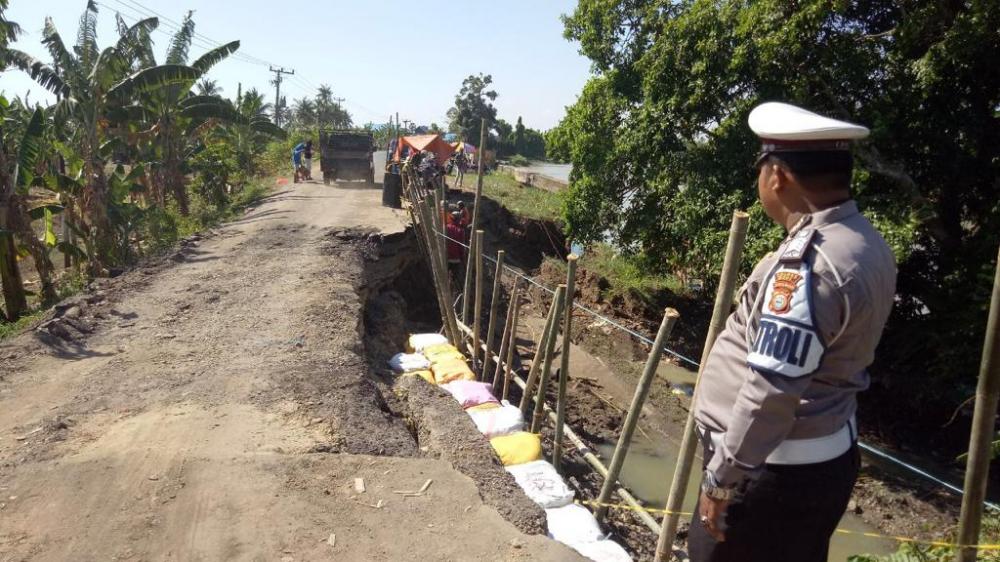 Polisi Berlakukan Sistem Buka Tutup di Jalan Poros Bone-Wajo yang Longsor