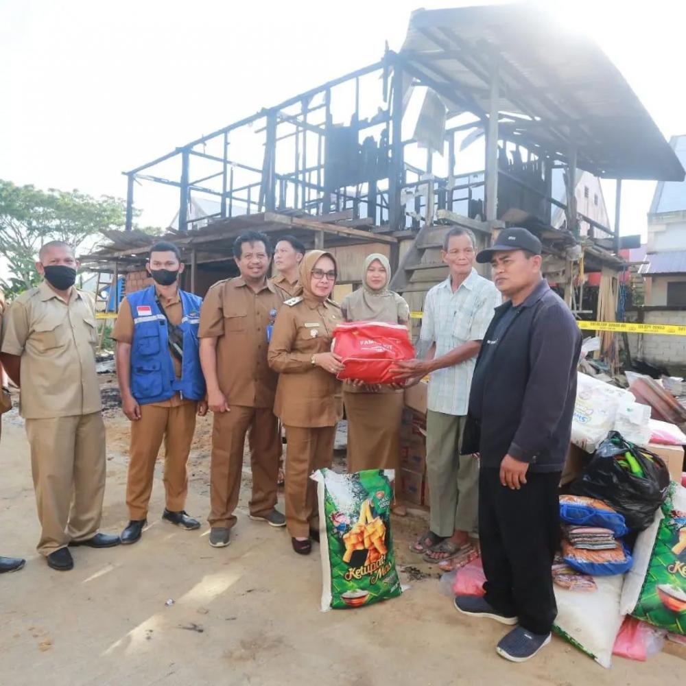 Serahkan Bantuan Bagi Korban Kebakaran, Wawali Najirah Sampaikan Rasa Prihatin