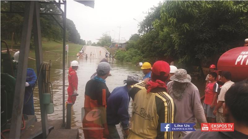 4 HARI DIGENANGI AIR, WARGA SESALKAN PEMKOT HANYA BERPANGKU TANGAN