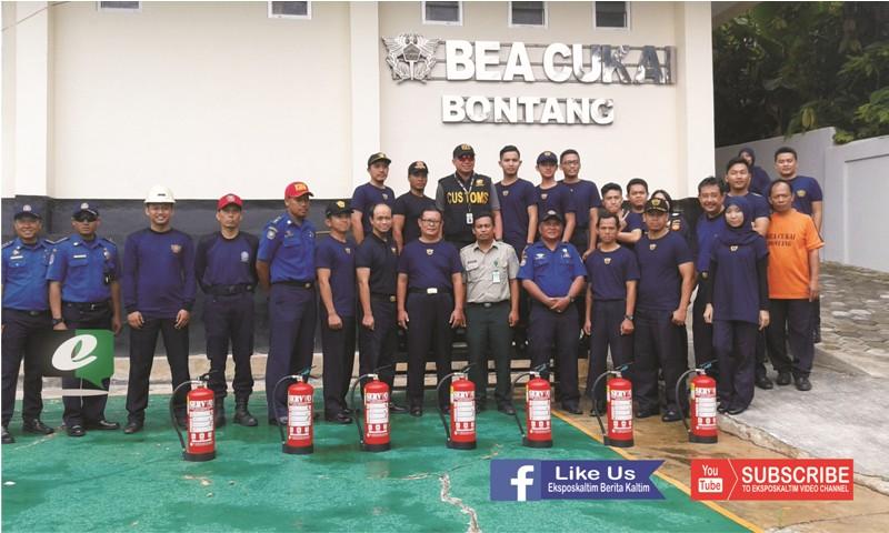 36 PEGAWAI BEA CUKAI DIBEKALI CARA MEMADAMKAN API