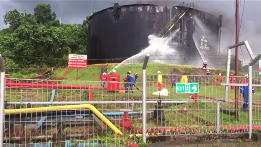 Diduga Tersambar Petir, Tangki Pertamina di Sanga-sanga Terbakar