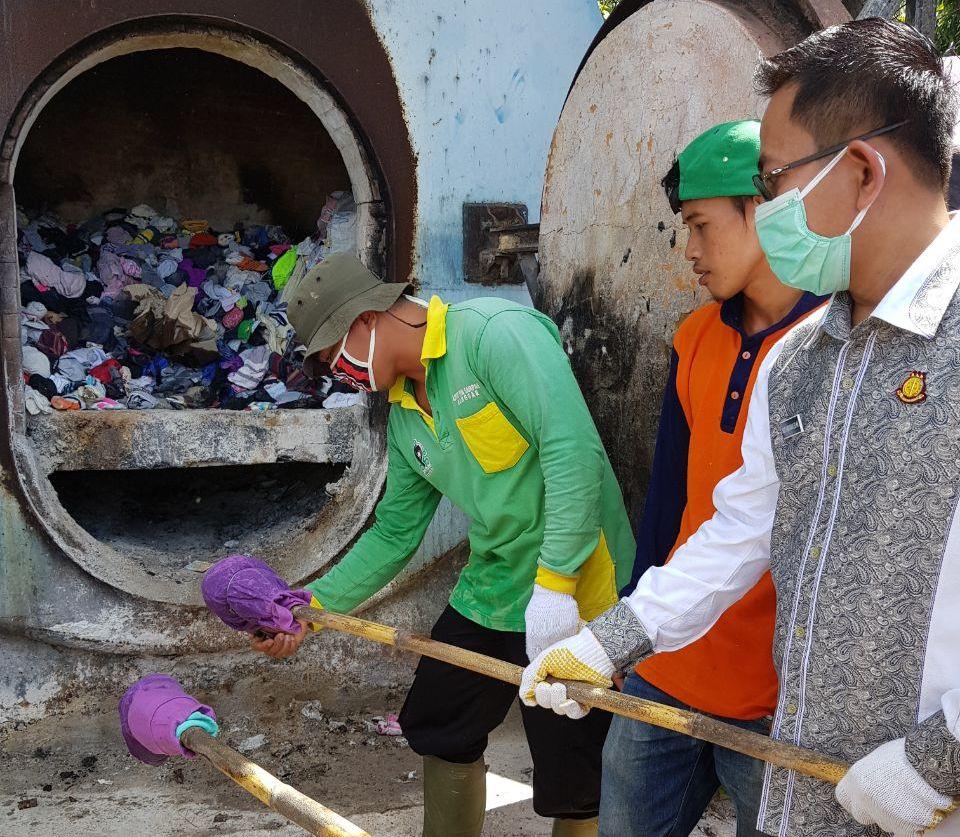 Kajari Bontang dan DJBC Kalbagtim Musnahkan Pakaian Bekas Asal Malaysia