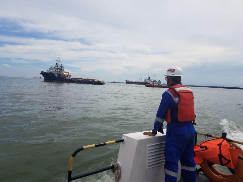 Kapal Pembersih Minyak Mentah di Teluk Balikpapan Dikurangi