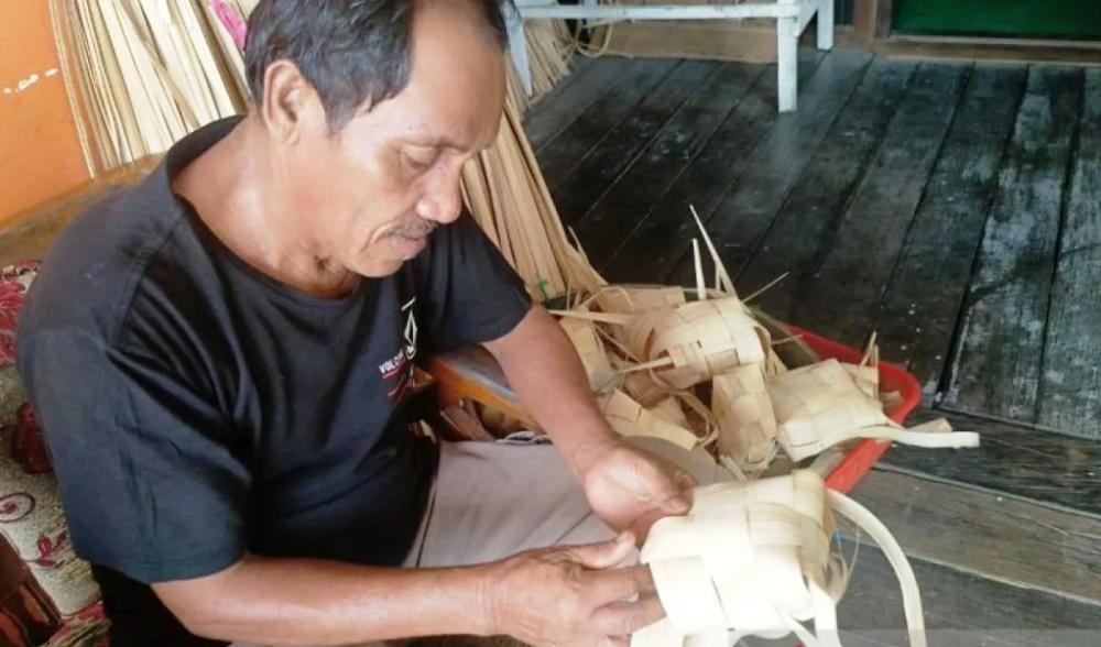 Jejak Nenek di Anyaman Ketupat, Tradisi Lebaran yang Terus Hidup di Samarinda