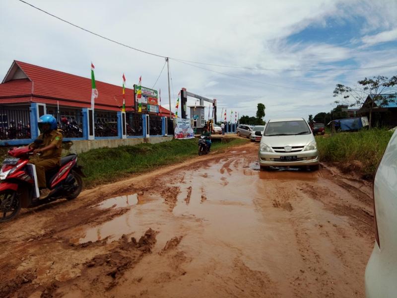 Akses Jalan Diperbaiki, Murid SMAN 1 Tetap Bersekolah