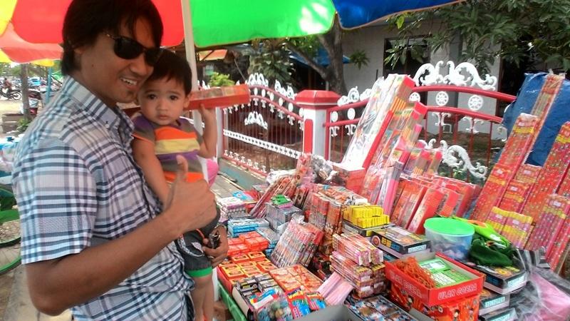 ISKANDAR, PENJUAL KEMBANG API MUSIMAN DI KOTA BONTANG