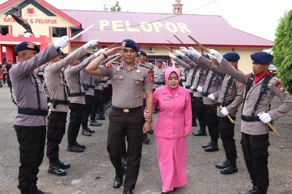 Brimob Bone Lepas Personil yang Dimutasi ke Pare-Pare