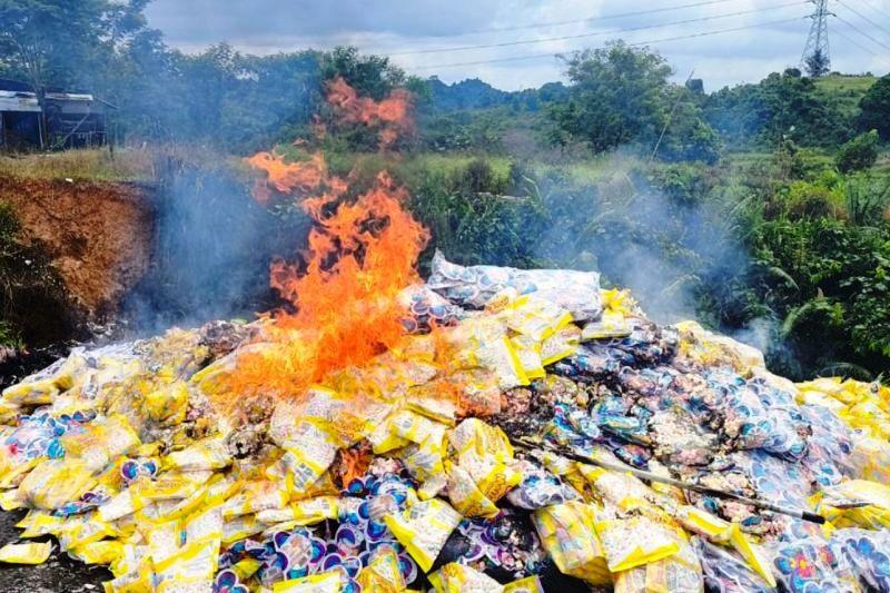 Berlabel Halal Ternyata Mengandung Babi, Ribuan Permen Dimusnahkan di Samarinda