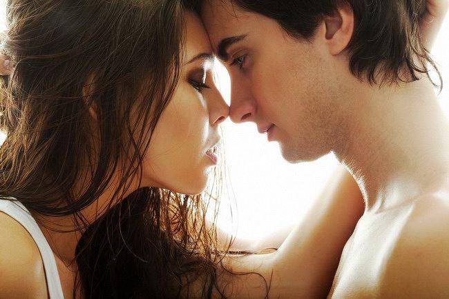 Gaya Ciuman Ini Bisa Bikin Gigi Anda Berlubang dan Picu Penyakit