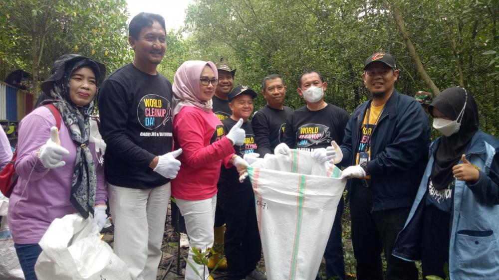 Wawali Najirah Pimpin Acara Bersih-bersih di Mangrove Park Berbas Pantai