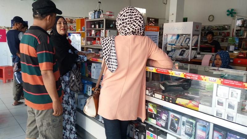 JELANG LEBARAN, SEJUMLAH COUNTER HP DISERBU PEMBELI