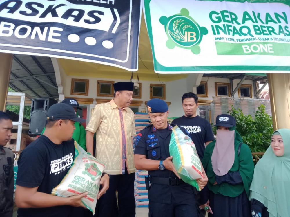 Lagi, Danyon Brimob Bone Bantu Paskas Salurkan 10 Ton Beras ke Ponpes