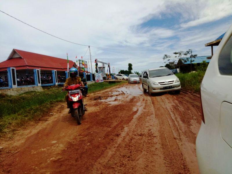 Tiada Hujan, Akses Jalan ke SMAN 1 Sangsel yang Rusak Sering Banjir