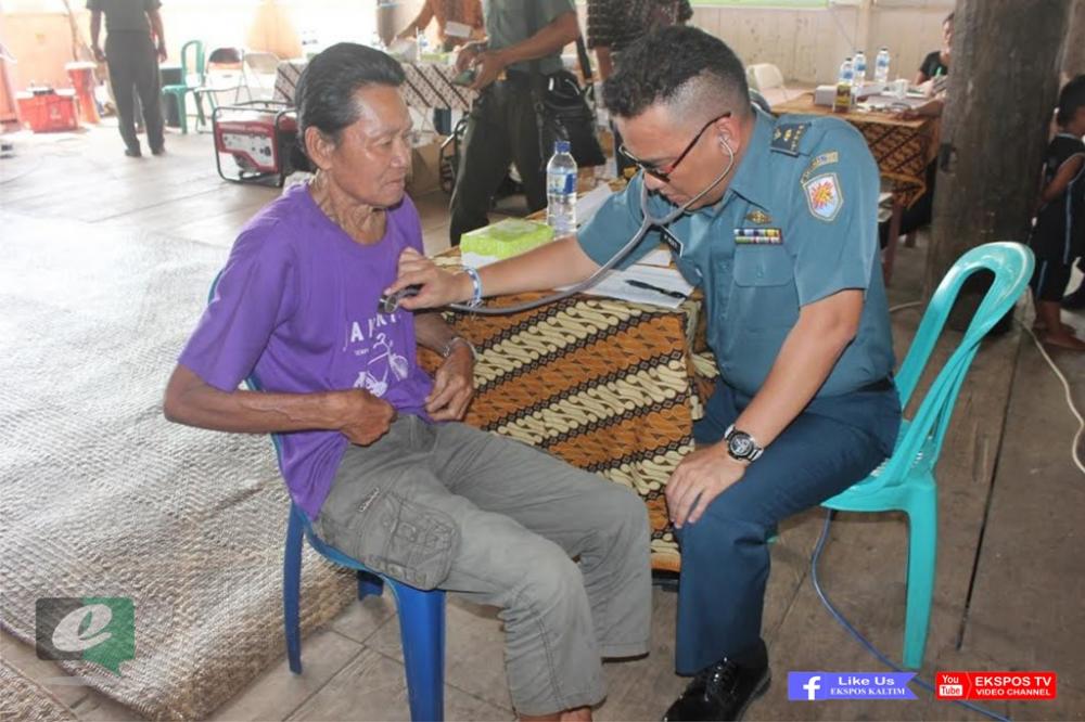 Dokter Spesialis Periksa Kesehatan Masyarakat Perbatasan Hingga Malam Hari
